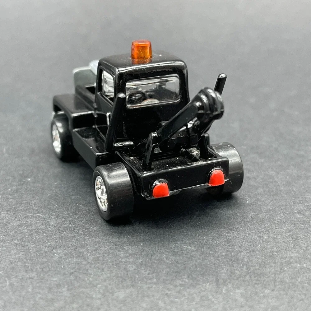 Johnny Lightning‎ The Lost Toppers 1971 Tow'd Tow Truck Black Diecast 1/64 Loose